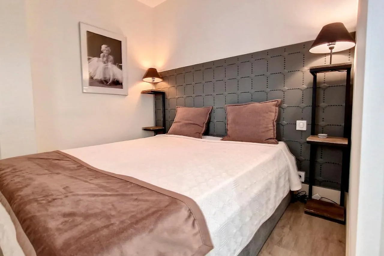 Henri Camille Real Estate- Miramar - One Bedroom Apt - Croisette Sea View 戛纳