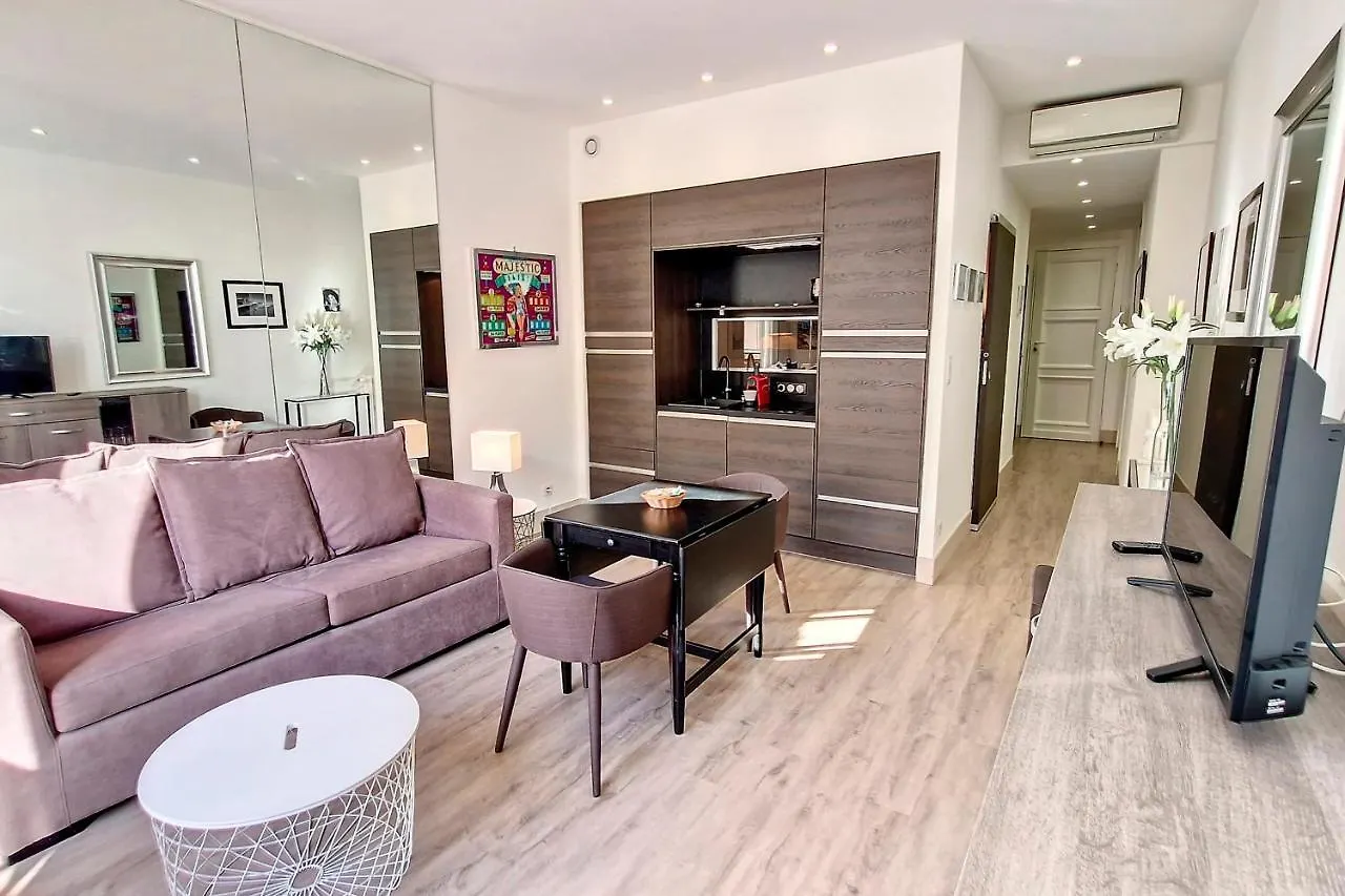 Henri Camille Real Estate- Miramar - One Bedroom Apt - Croisette Sea View 戛纳 度假居