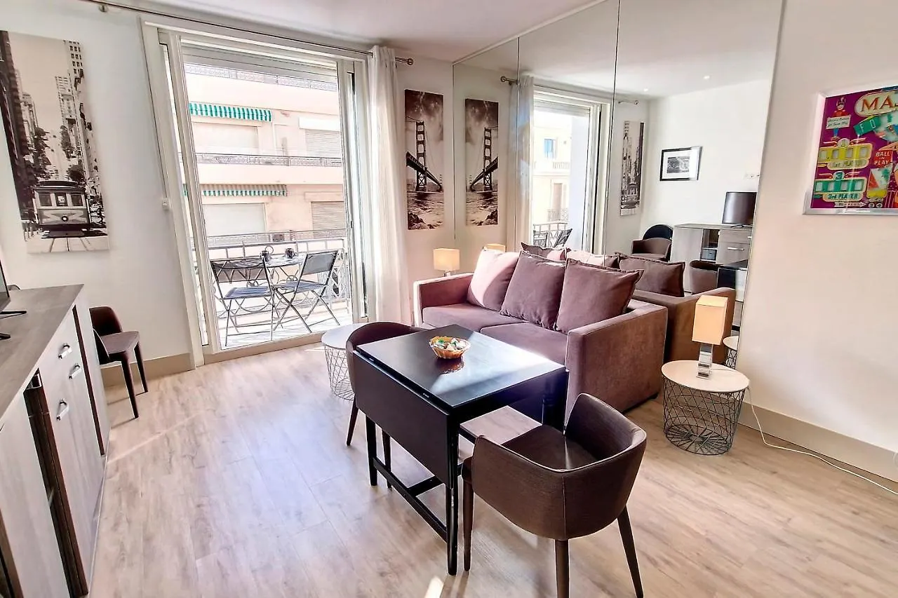 Henri Camille Real Estate- Miramar - One Bedroom Apt - Croisette Sea View 戛纳