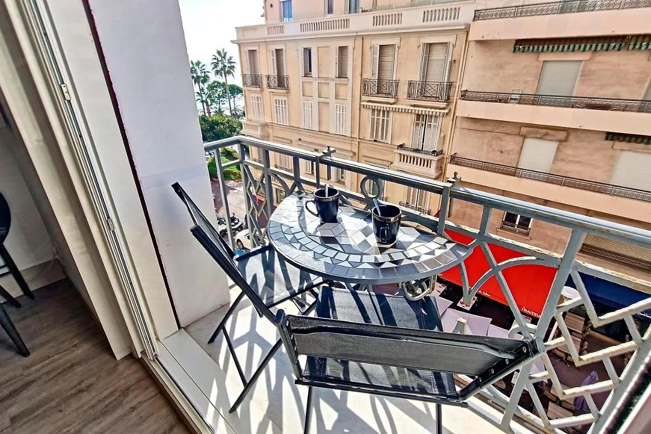 Henri Camille Real Estate- Miramar - One Bedroom Apt - Croisette Sea View 戛纳 度假居